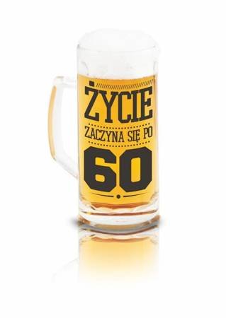 Kufel do piwa z napisem ''ŻYCIE ZACZYNA SIĘ PO 60''. Solidny klasyk.